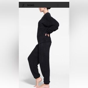 SKIMS lounge pants. Black. front pockets that zip  & drawstring. Small/Medium